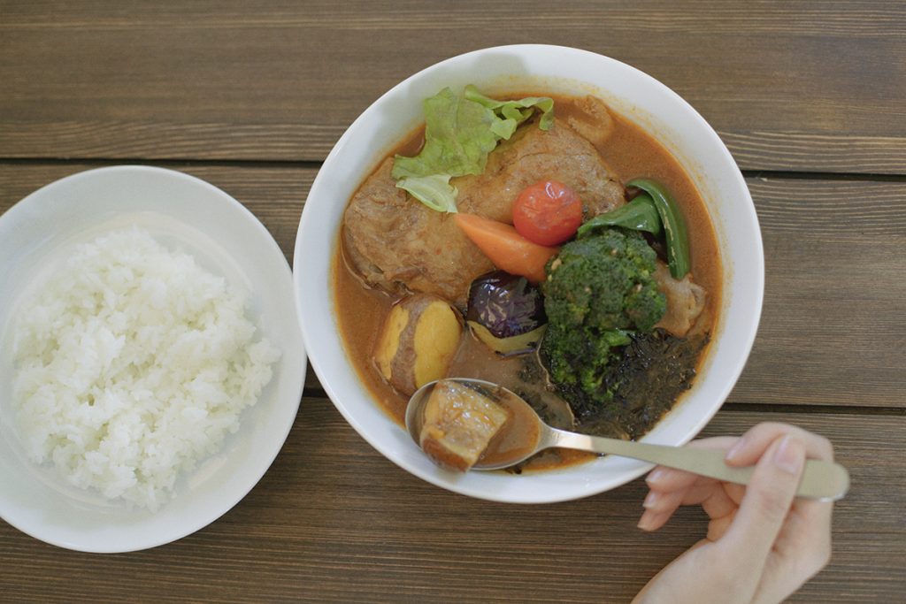 一番人気は「チキンと野菜のスープカレー」1,400円(税込) 240