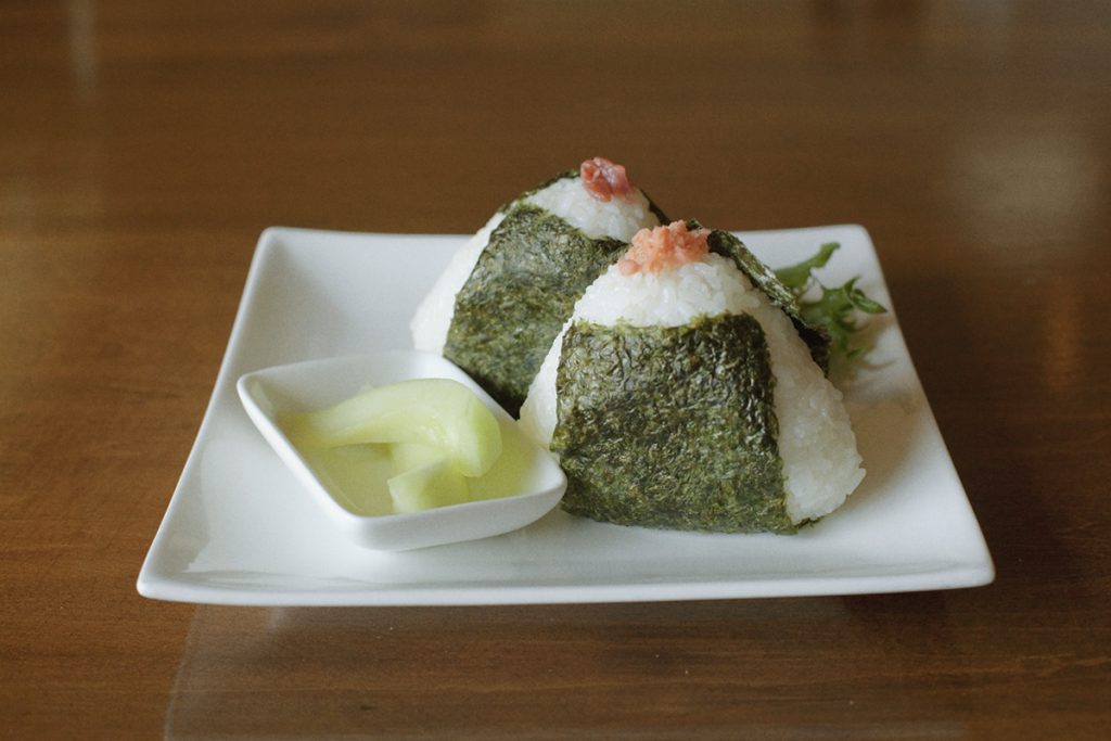 純粋に米のおいしさを味わいたいなら「善生米おむすび」を。2個セット、漬物付きで300円(税込) 341