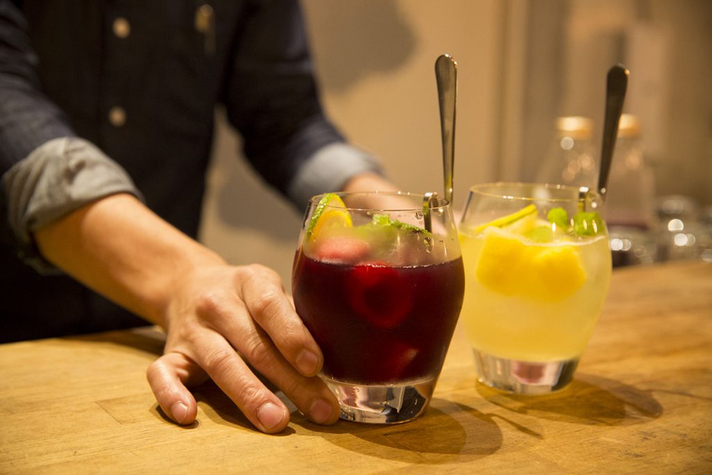 2杯目はお店イチオシ、人気の自家製サングリア各680円を。 445