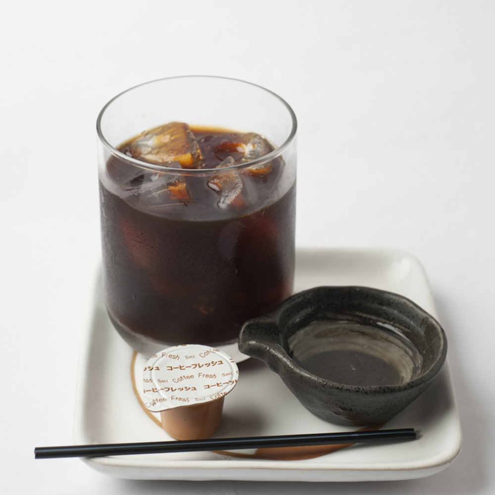 自家製コーヒー焼酎648円は深い味わいの本格派。