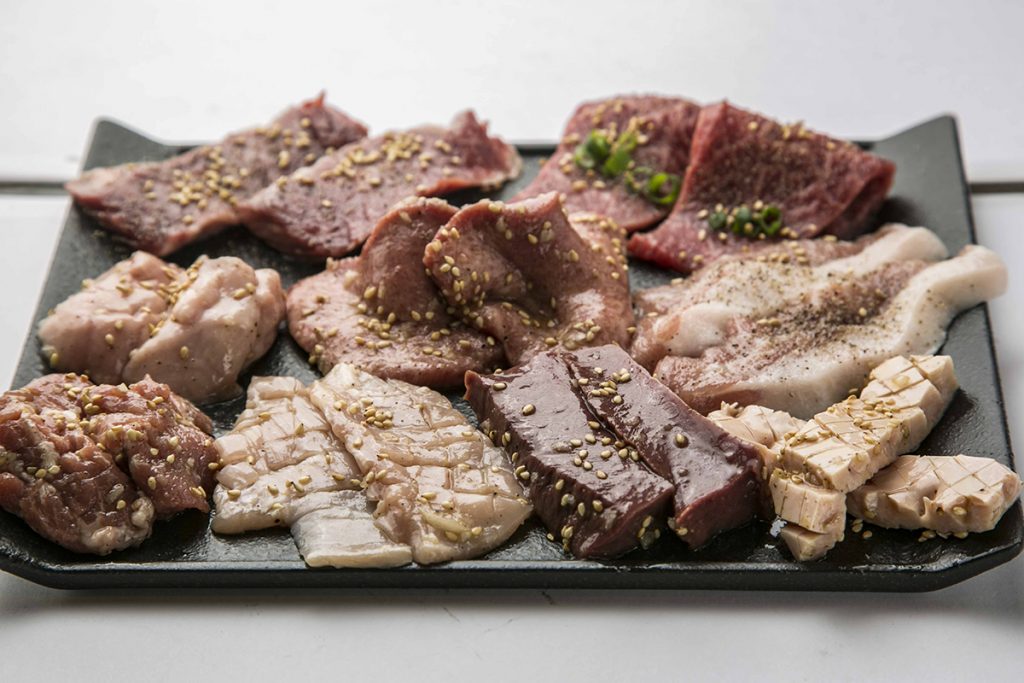 全16種の肉を1切れずつ味わえる全盛3,500円（本店限定・写真は塩2人前）