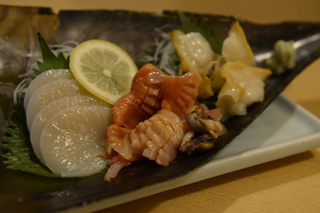 平貝、赤貝、えぞぼらの刺身三点盛合せ2,100円。ネタはその日の仕入れ状況によって変更される。 649