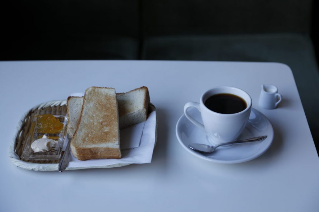 食事はトーストだけ。田端の〈グランドベーカリー〉の食パン一斤を4枚切りにした超厚切り。350円（朝10時まで250円）、コーヒー500円
