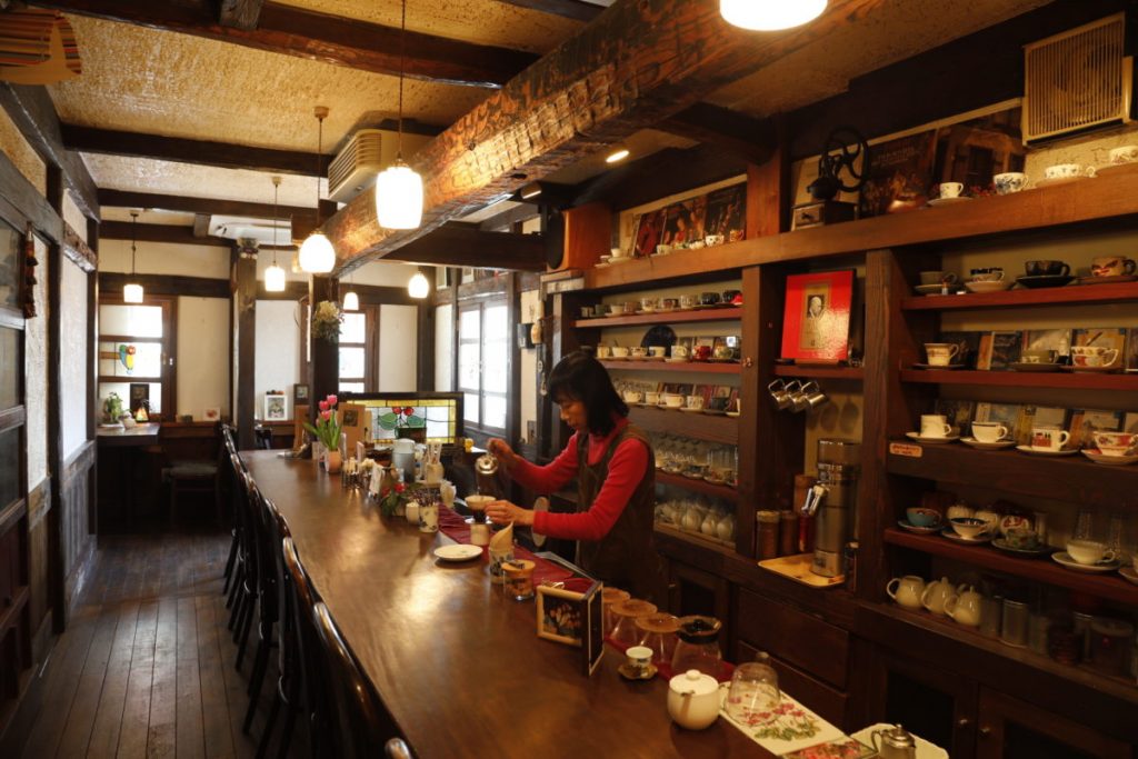 カウンター上の梁は300年もの。コーヒーは神戸の〈萩原珈琲〉を変わらず仕入れている。