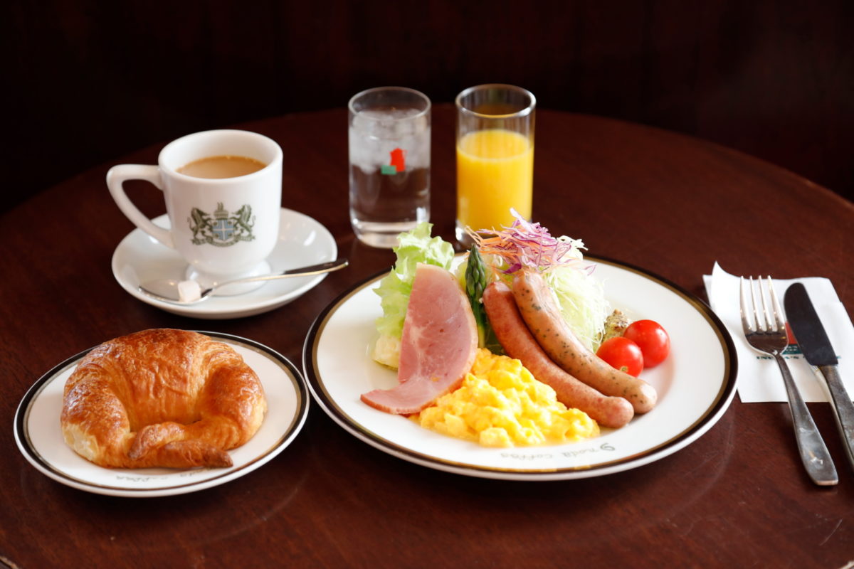 豪華な朝食プレートにクロワッサンとドリンクが付いた「京のブランチセット」1,600円