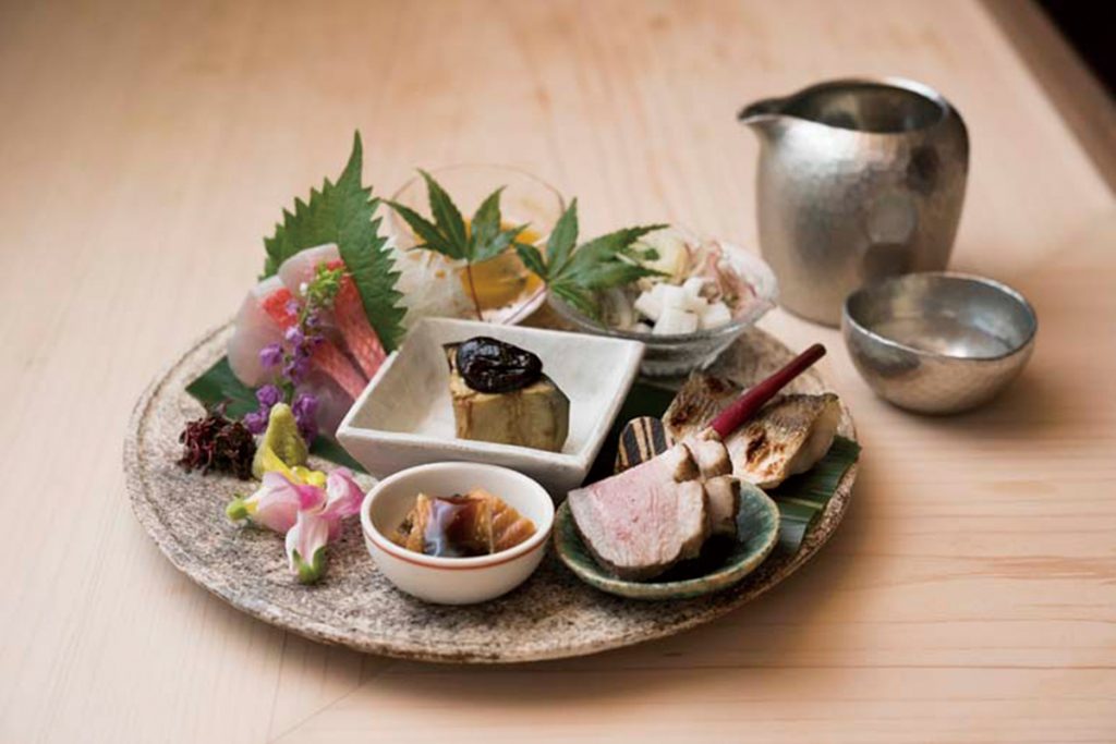全6品を盛り合わせた、同コースの前菜。コースは3種類13,000円~。日本酒1合1,000円~。 MMM9249_atari