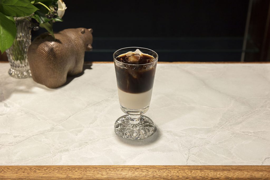 深煎りのマンデリンで淹れた濃厚なアイスコーヒーとミルクの二層が美しいカフェオレグラッセ650円 深煎りのマンデリンで淹れた濃厚なアイスコーヒーとミルクの二層が美しいカフェオレグラッセ650円