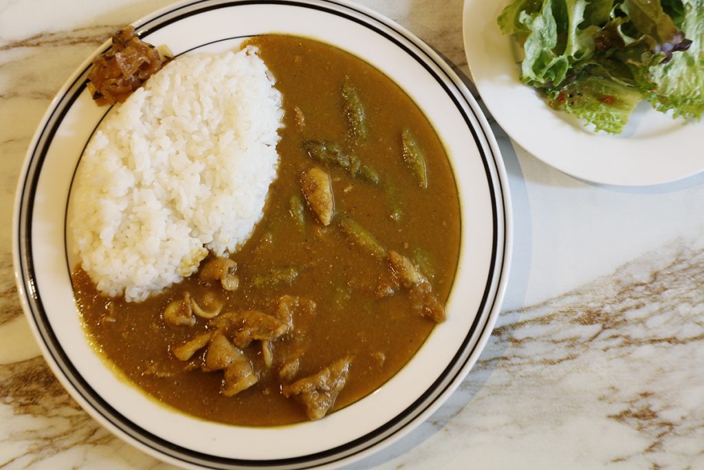 自家製カレーも名作。サラダ付き900円 O0A9646_1