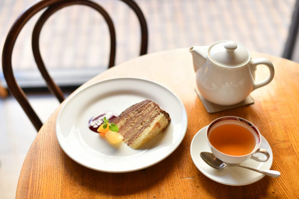 無農薬の「ダージリン」600円とブランデーが効いた「生チョコレートケーキ」600円 t_00441