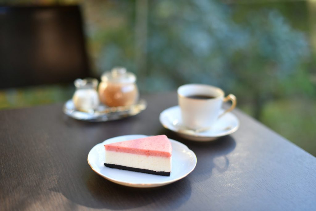 苺のレアチーズケーキなど、自家製スイーツにコーヒーが付く「今日のお菓し」1,200円