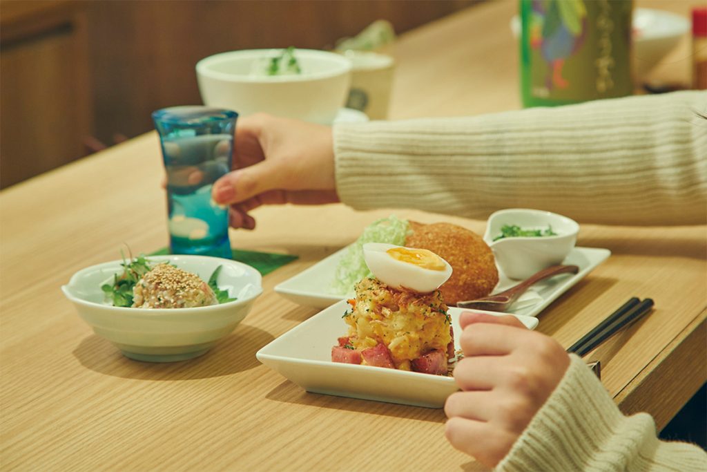 燻製ポテトサラダ580円。牛モツの味噌煮込み480円。ラムメンチカツ パクチーヨーグルトソース680円 0126_hnkkh_0121_atari
