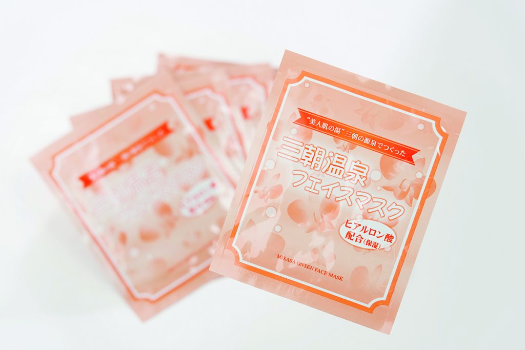 三朝温泉フェイスマスク(1枚)432円。 35e4c6e54e8cd8bb4cc4fde8aeb4c858