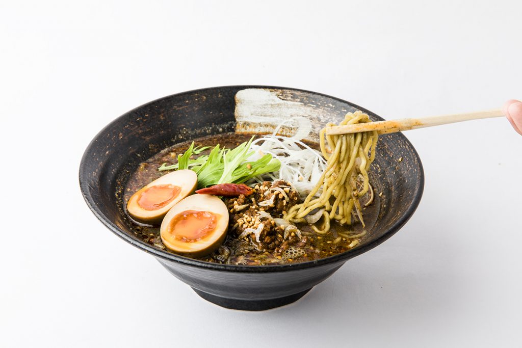 「紅 黒胡麻担々麺(香味たまごのせ)」940円(税込) 36