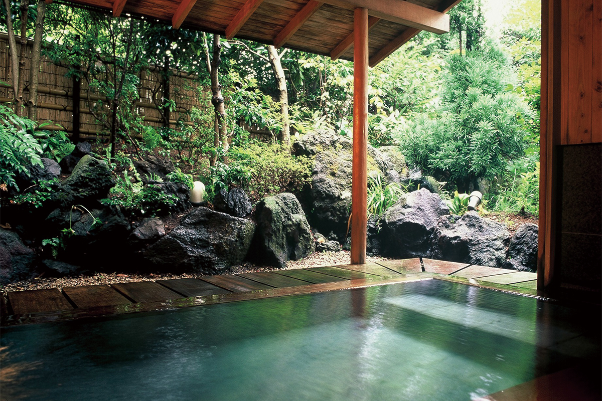 4,000坪の敷地内に貸し切り風呂が7つという贅沢な環境も楽しみたい。