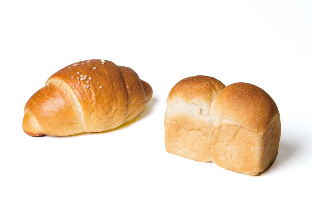 長さ10㎝のミニ食パン150円（右）、風味豊かな塩バターロール150円（左、各税込）