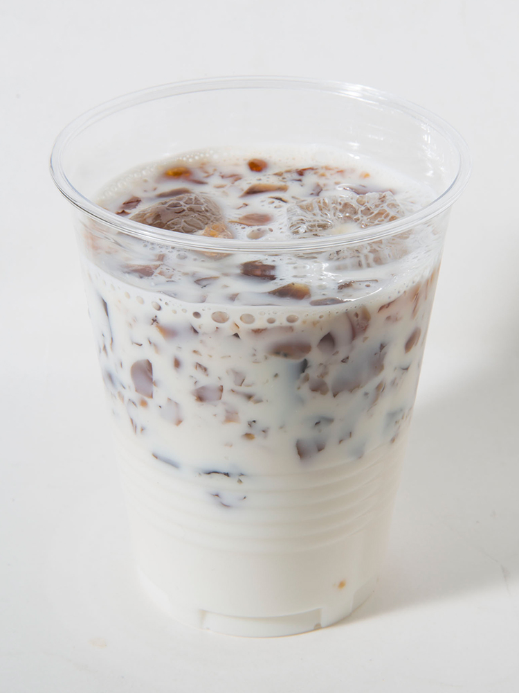 牛乳にコーヒーゼリーを入れたカフェオレゼリー400円は一年中人気。