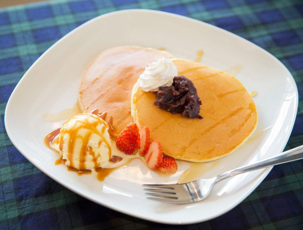 看板メニュー、小倉あんがのった「下北沢ホットケーキ」650円 G4A86431