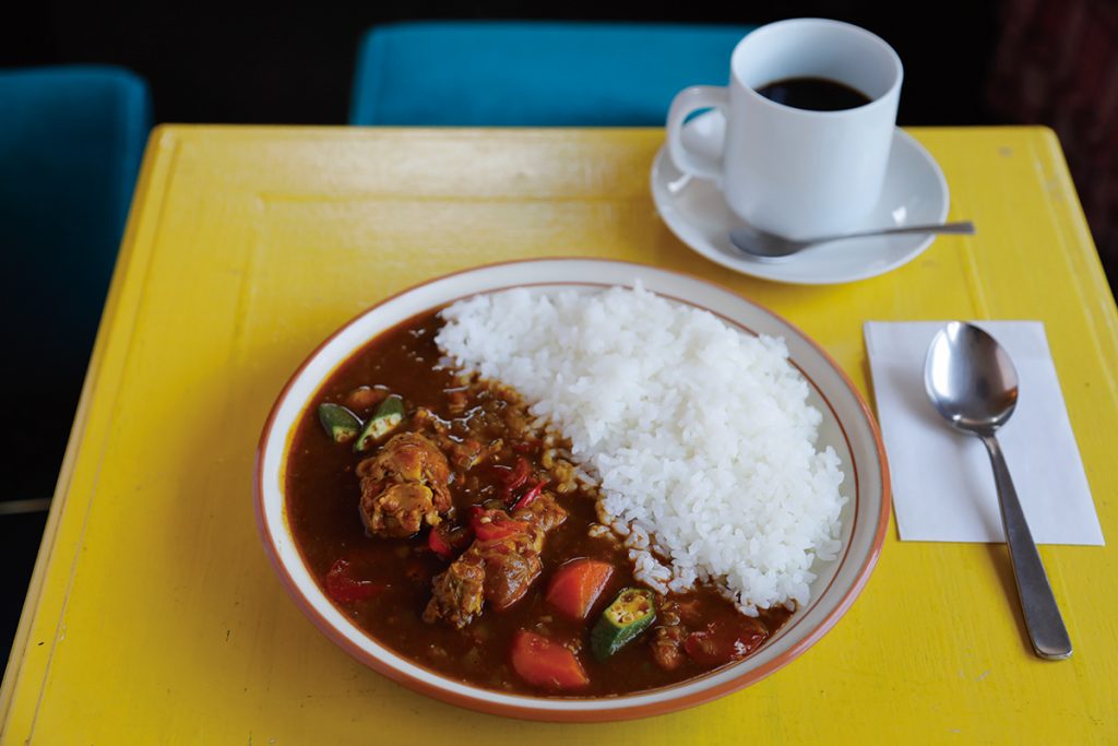 先代オーナーから引き継いだというカレーライスは、程よくスパイシーで食欲をそそる味。700円。飲み物付き1,000円(各税込) MG_0964atari