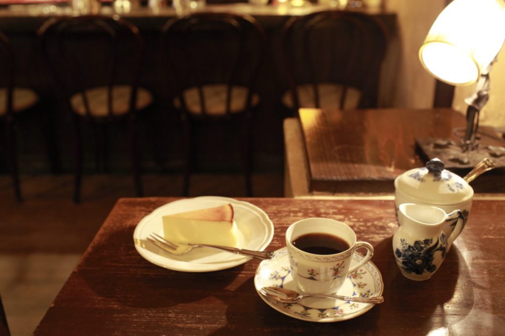 〈コクテール堂〉の「ブレンドコーヒー」600円と、ほどよい酸味の「チーズケーキ」500円。 MG_4500
