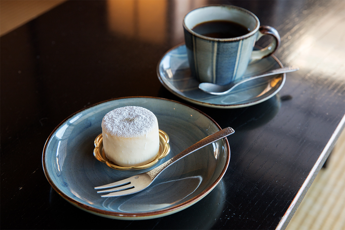 ゆず風味が効いたチーズケーキしらたえ360円、ブレンドコーヒー450円（各税込）