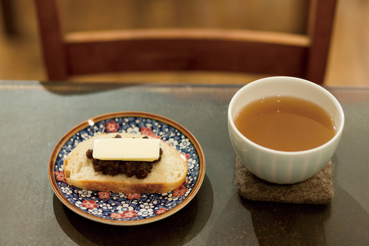 「あずき茶＆あんバタートースト」500円。きび糖のまろやかな甘さになごむ自家製あん。