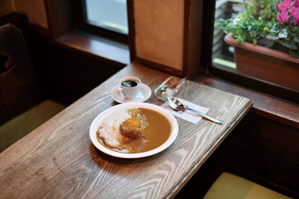 「セイロン風カレーライス」980円は、ごろっと入ったジャガイモと豚ロースが食べ応え十分。セミコーヒーが付く。 「セイロン風カレーライス」980円は、ごろっと入ったジャガイモと豚ロースが食べ応え十分。セミコーヒーが付く。