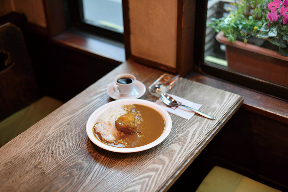 「セイロン風カレーライス」980円は、ごろっと入ったジャガイモと豚ロースが食べ応え十分。セミコーヒーが付く。