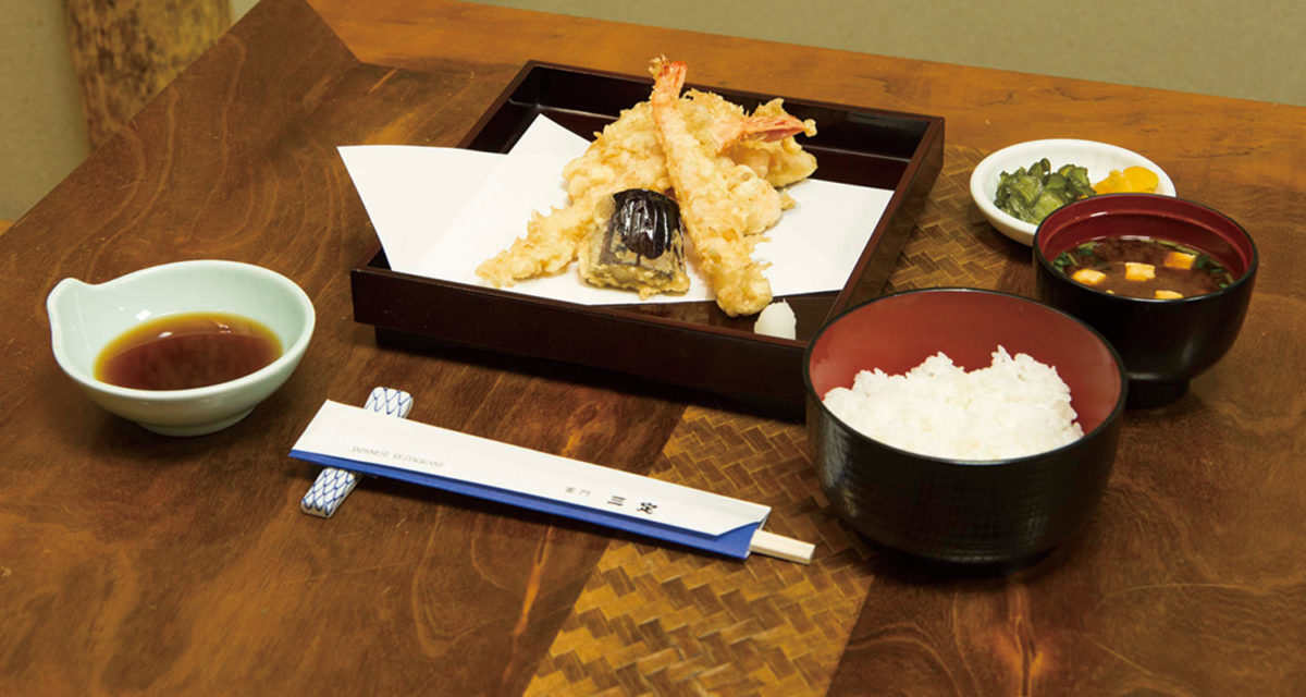 「上天ぷら」2,420円はご飯とお新香（各220円）、なめこ汁310円（各税込）と。