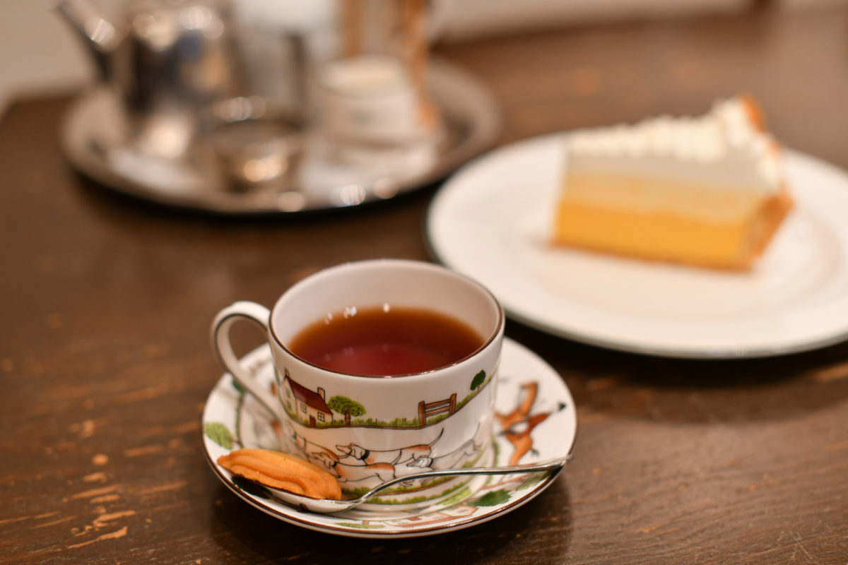 ほどよい酸味が紅茶に合う「レモンパイ」470円は、創業当時から変わらぬ看板メニュー。