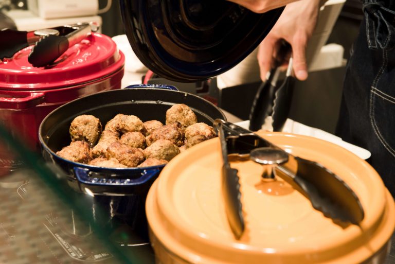 カラフルな鍋の中には、それぞれ種類の違うミートボールがぎっしり。