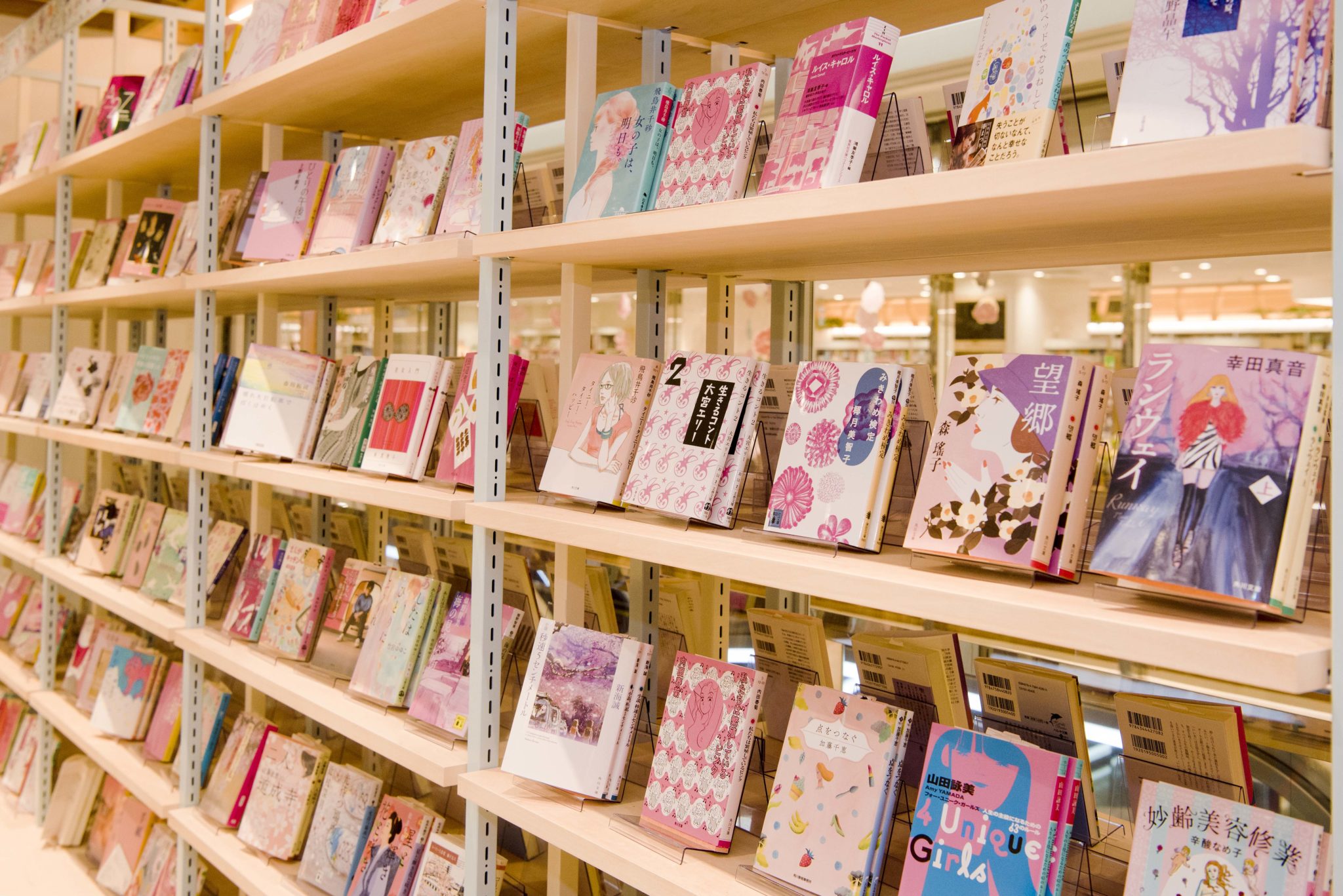 ピンクの装丁を集めた文庫本コーナー。「ジャケ買いもおすすめです」と花田店長。