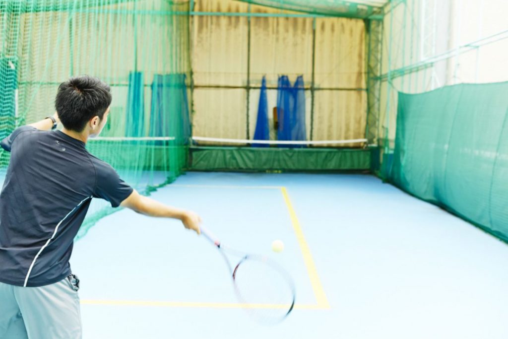 オートテニスはスピードと回転を調整できる。スクールに未入会でも利用可能。