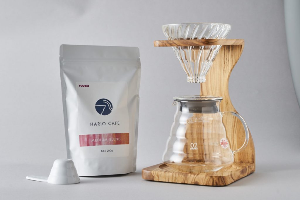 「V60オリーブウッドスタンドセット」12,000円、「MILDBLEND(粉)」1,500円 3b3e0d63fc23ec6d57c4b81d58f40900