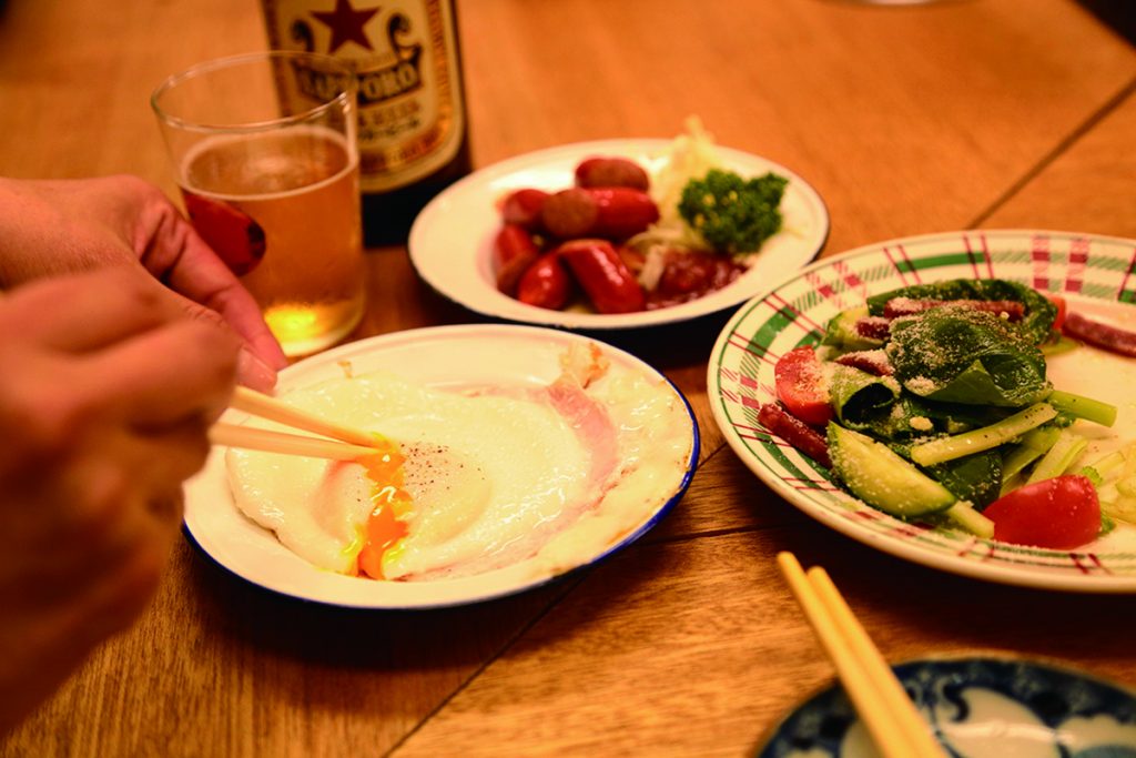ハムエッグ290円、揚げウインナー290円などなんだか懐かしくなるような家庭料理も充実。 67