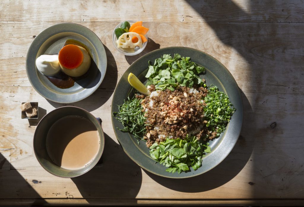 カレーは5種。スパイスが効いたエスニックそぼろカリー1,200円は大葉やパクチーが香りよく、チャイ600円とも相性よし。甘さ控えめのプリン500円はセット割引あり。 ATARI-0021