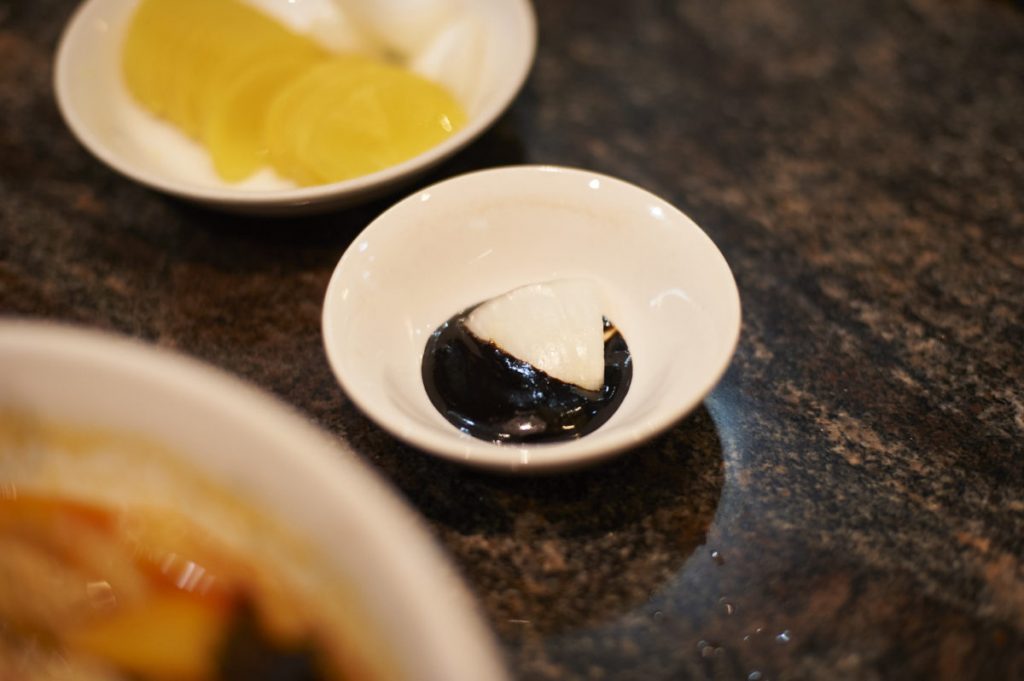 付け合わせのたくわんと玉ねぎは、中国味噌につけて。