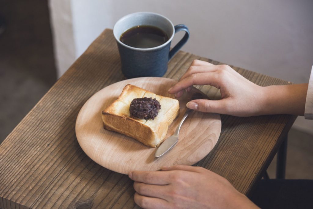 〈ベーカリーミウラ〉の食パンを使ったあんトースト400円。小豆の優しい甘みがコーヒーに合う。
