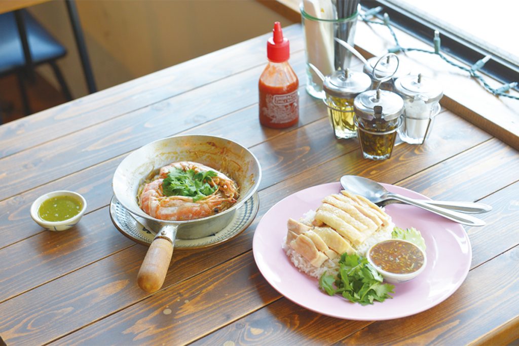看板メニューは「カオマンガイ」(右・980円)。海老の春雨蒸し「クンオップウンセン」(左・900円)には、辛くて酸っぱい青唐辛子のソースをアクセントに。 看板メニューは「カオマンガイ」(右・980円)。海老の春雨蒸し「クンオップウンセン」(左・900円)には、辛くて酸っぱい青唐辛子のソースをアクセントに。