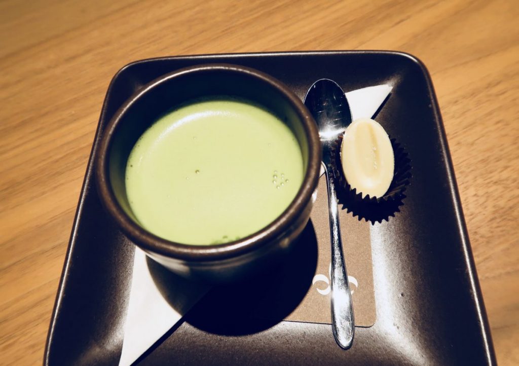 取材陣へのウェルカムチョコレートは、ココナッツとホワイトチョコが入った甘くて濃厚な抹茶ラテ IMG_2968