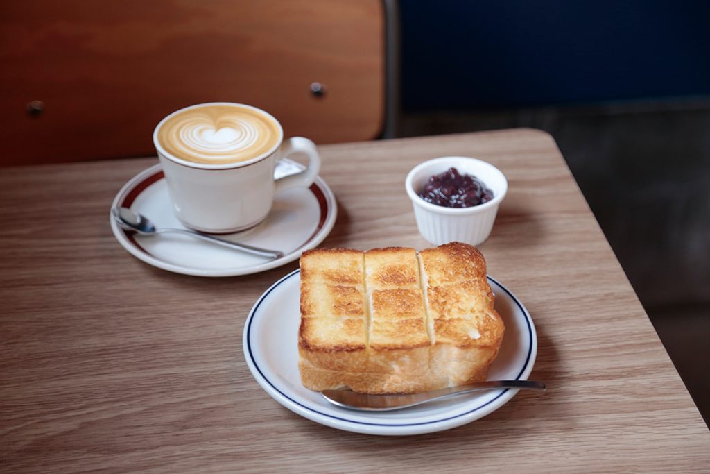バターたっぷりの「小倉トースト」450円と「カフェラテ」550円(各税込)。なめらかな小豆はほどよい粒感。軽い口当たりのラテによく合う。 M4A2593_atari1
