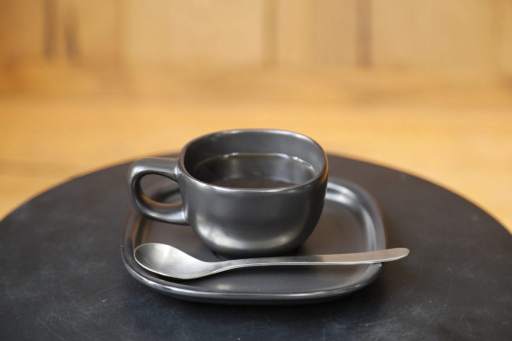 青山店では季節のスペシャルティコーヒーを柳のセラミックカップ&ソーサーで提供。520円。 MG_0318_atari