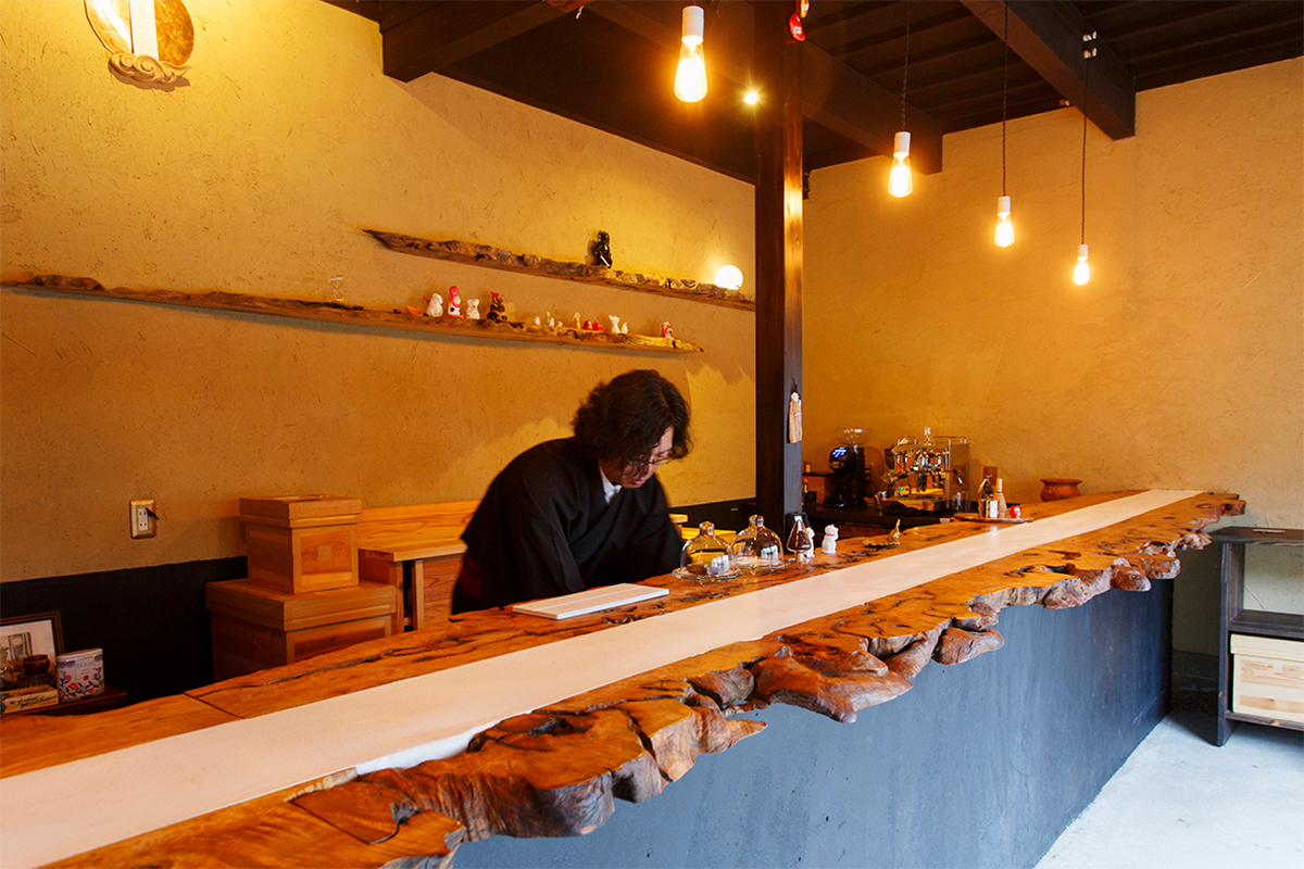 店主は甘いものをこよなく愛し、新しい楽しみ方を提案する。酒器は京都の〈今宵堂〉のものを使用。