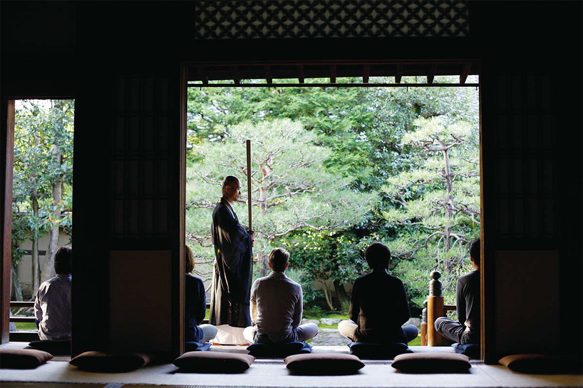 非公開のお庭を見ながらの「座禅体験」は説明や法話も含めて約1時間。月に8 回程度開催。志納1,000円。
