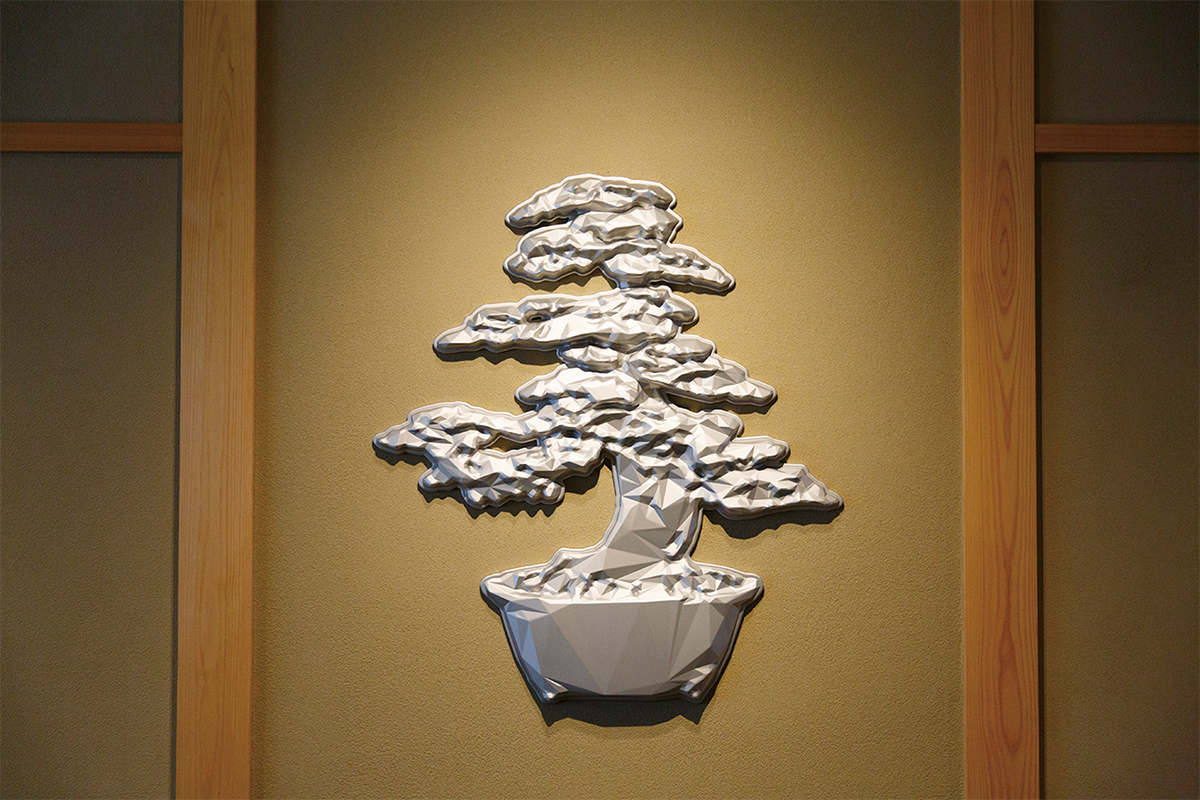 松をモチーフにした名和晃平さんの作品。