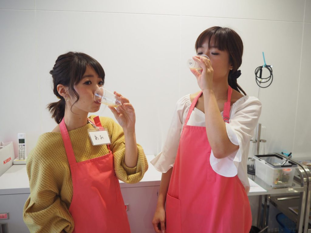 一番搾り麦汁を試飲してみると「甘酒のような味!」。 OLYMPUS DIGITAL CAMERA