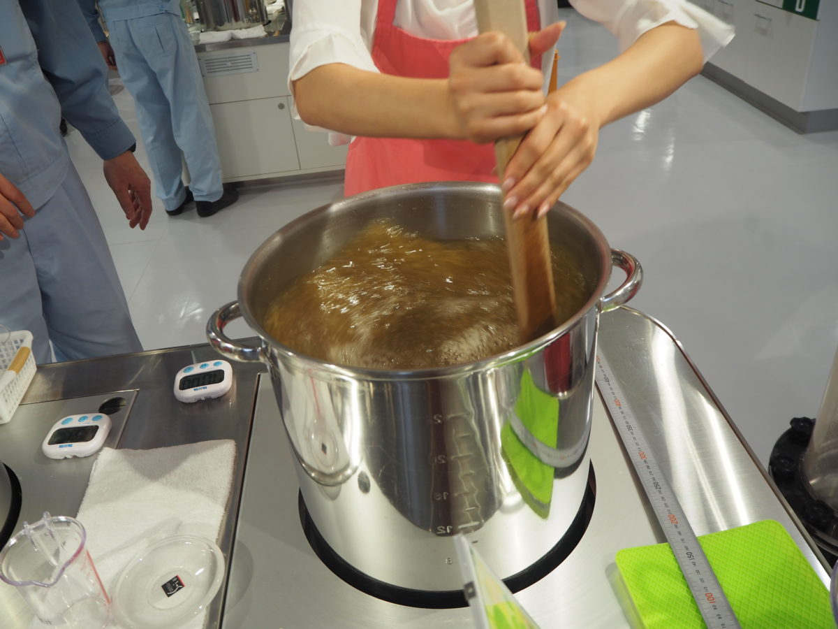 再び工房へ。糖度を調整し、鍋の中を力強くかきまぜて、上澄み部分の麦汁を発酵タンクへ入れ終了。