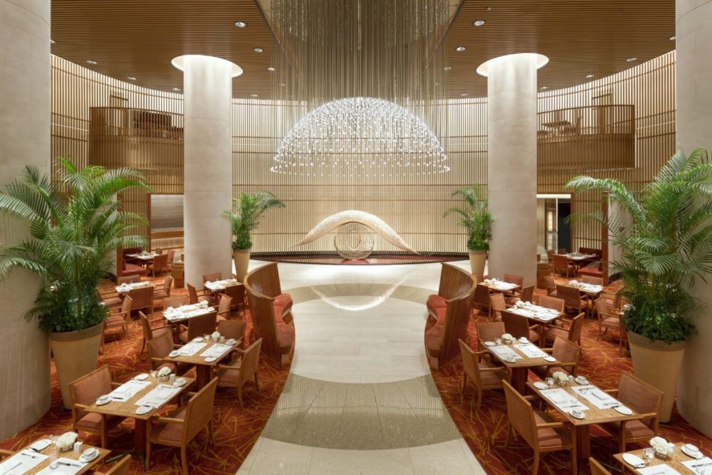見事な千本格子が目を引く、レトロモダンな空間。 The-Lobby-Table-Set-up