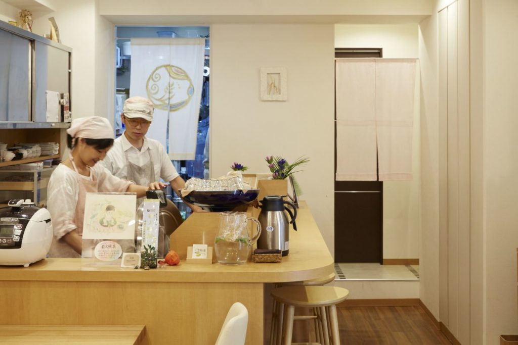 清潔で明るい店内。1 人でやってくる女性客も多い。手前が副店長の助安真紀子さん、奥が店長の昭紀さん。 W5A0711