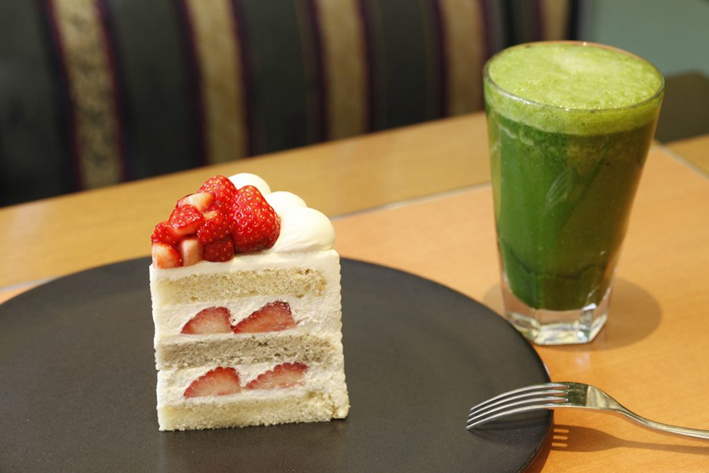 「エクストラスーパーあまおうショートケーキ」3,000円と「小松菜ジンジャー」1,500円 bda52363ee12efcb8d1aad95c6488ec81