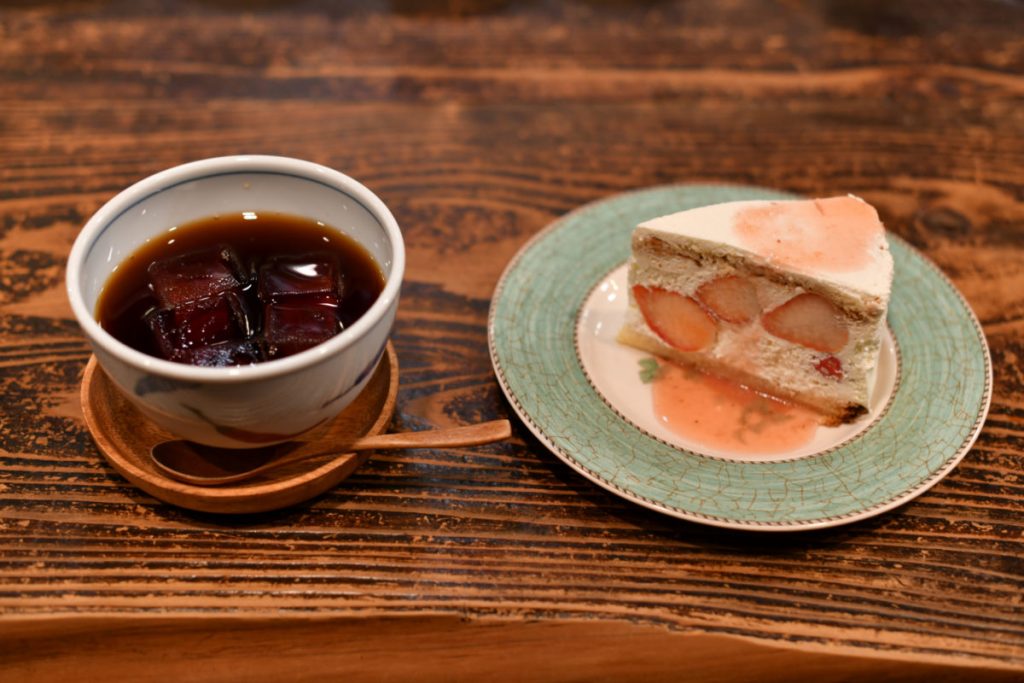 「あいすこーひー」1,190円には、甘酸っぱい「大人のショートケーキ」1,280円(各税込)を。有田焼などの器で供されるのも素敵。 bon_0057